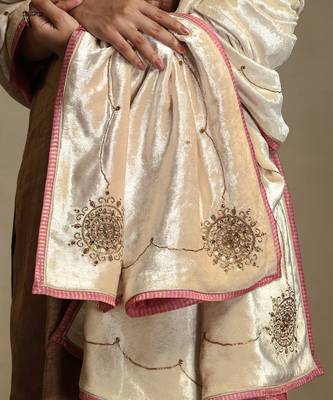 Off white hand embroidered velvet doshala 5