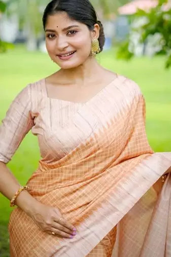Stylish Checked Patterns Printed Tussar Silk Saree