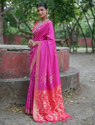 Geometric Woven Design Zari Banarasi Saree 2