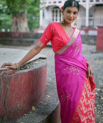 Geometric Woven Design Zari Banarasi Saree 3