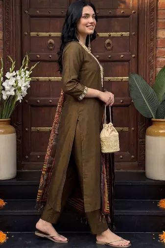 Women Ethnic Motifs Embroidered Regular Thread Work Kurta with Trousers & With Dupatta