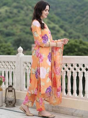Women Floral Printed Regular Kurta with Trousers & With Dupatta 4