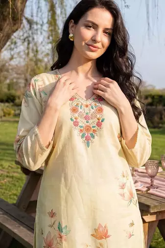 Women Floral Embroidered Regular Thread Work Linen Kurta with Trousers & With Dupatta