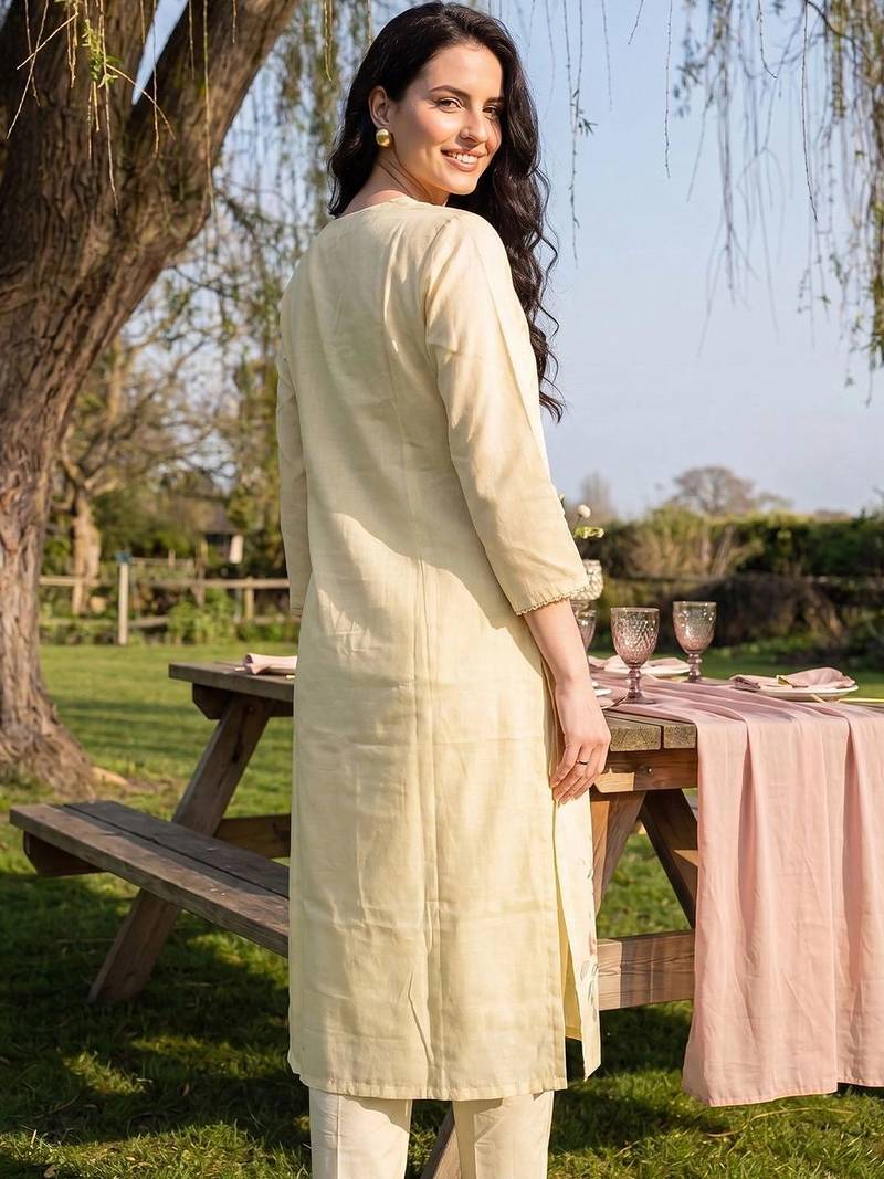 Women Floral Embroidered Regular Thread Work Linen Kurta with Trousers & With Dupatta