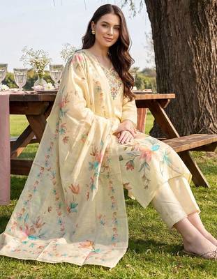 Women Floral Embroidered Regular Thread Work Linen Kurta with Trousers & With Dupatta 5