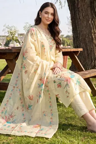 Women Floral Embroidered Regular Thread Work Linen Kurta with Trousers & With Dupatta