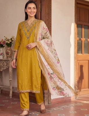 Women Floral Embroidered Regular Thread Work Kurta with Trousers & With Dupatta 1