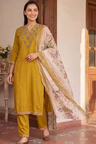 Women Floral Embroidered Regular Thread Work Kurta with Trousers & With Dupatta
