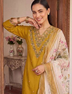 Women Floral Embroidered Regular Thread Work Kurta with Trousers & With Dupatta 2