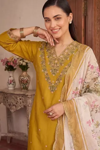 Women Floral Embroidered Regular Thread Work Kurta with Trousers & With Dupatta