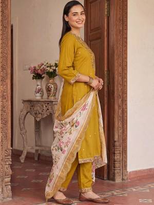 Women Floral Embroidered Regular Thread Work Kurta with Trousers & With Dupatta 3
