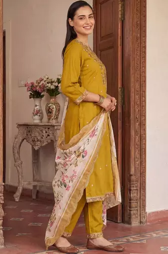 Women Floral Embroidered Regular Thread Work Kurta with Trousers & With Dupatta
