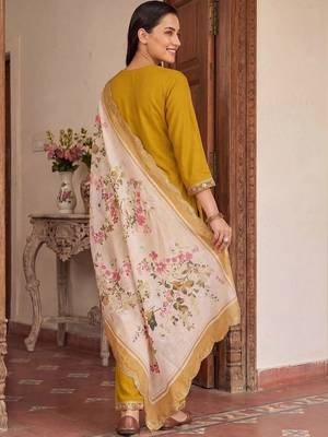 Women Floral Embroidered Regular Thread Work Kurta with Trousers & With Dupatta 4