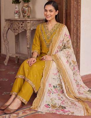 Women Floral Embroidered Regular Thread Work Kurta with Trousers & With Dupatta 5