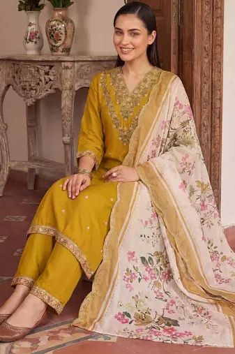 Women Floral Embroidered Regular Thread Work Kurta with Trousers & With Dupatta