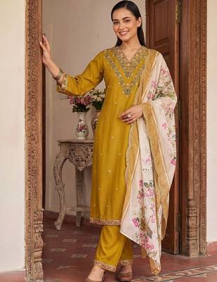 Women Floral Embroidered Regular Thread Work Kurta with Trousers & With Dupatta 6