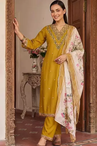 Women Floral Embroidered Regular Thread Work Kurta with Trousers & With Dupatta