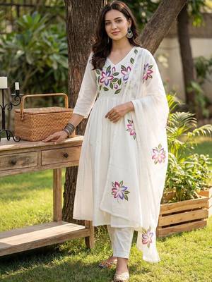 Women Floral Printed Empire Pure Cotton Kurta with Trousers & With Dupatta 5