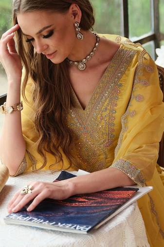 Women Ethnic Motifs Embroidered Regular Thread Work Kurta with Trousers & With Dupatta