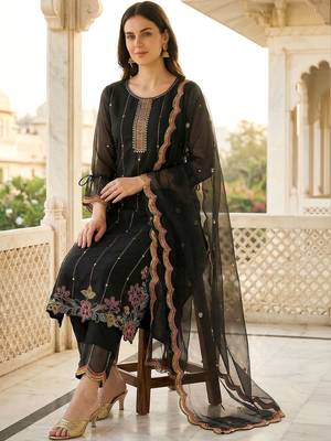 Women Floral Embroidered Regular Thread Work Kurta with Trousers & With Dupatta 1