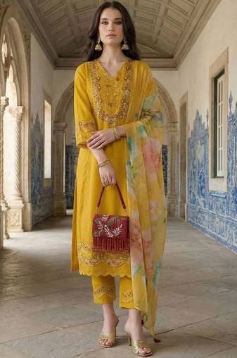 Women Floral Embroidered Regular Thread Work Kurta with Trousers & With Dupatta