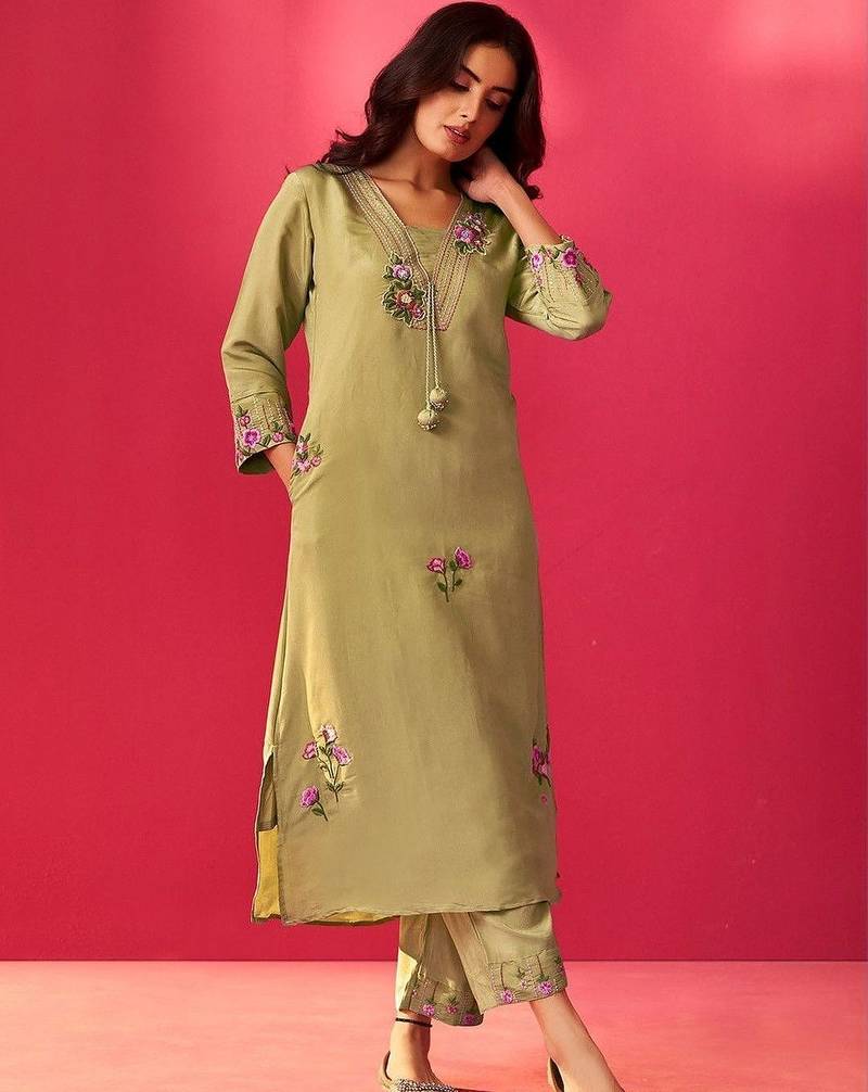 Women Floral Embroidered Regular Thread Work Kurta with Trousers