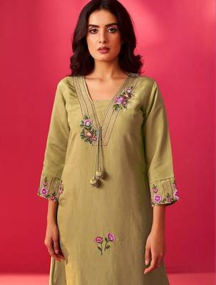 Women Floral Embroidered Regular Thread Work Kurta with Trousers 2