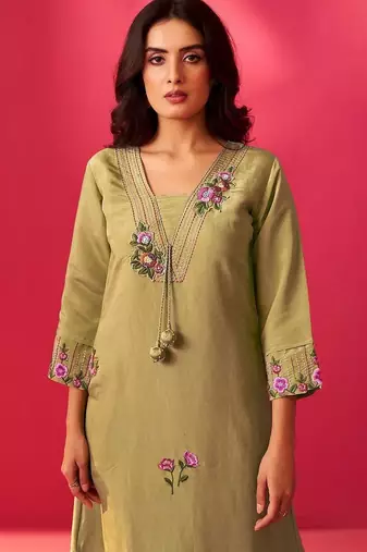 Women Floral Embroidered Regular Thread Work Kurta with Trousers