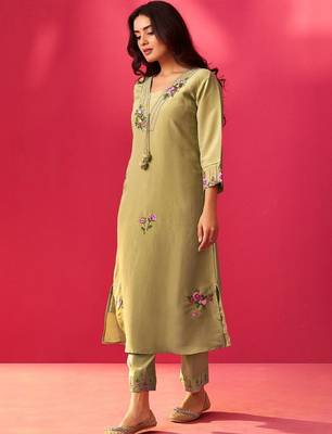 Women Floral Embroidered Regular Thread Work Kurta with Trousers 3