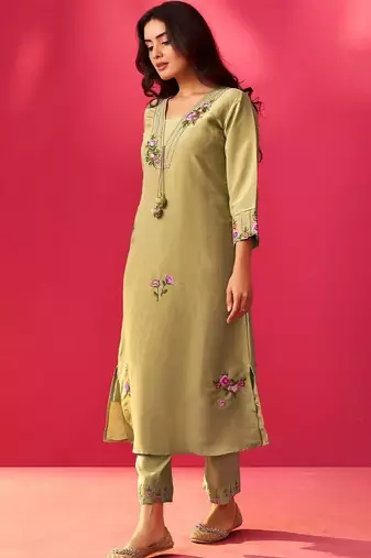 Women Floral Embroidered Regular Thread Work Kurta with Trousers