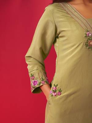 Women Floral Embroidered Regular Thread Work Kurta with Trousers 4