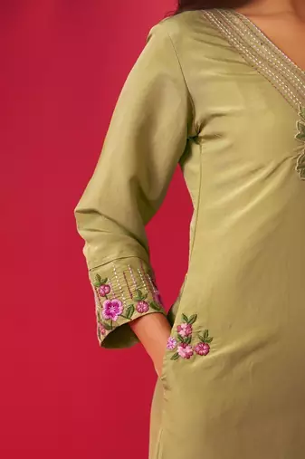 Women Floral Embroidered Regular Thread Work Kurta with Trousers