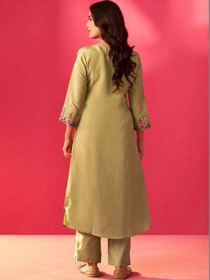 Women Floral Embroidered Regular Thread Work Kurta with Trousers 5