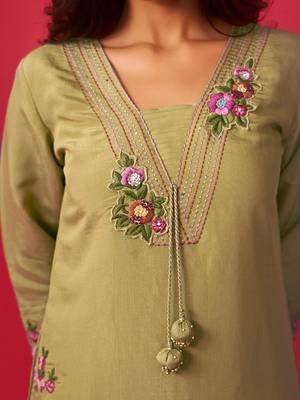 Women Floral Embroidered Regular Thread Work Kurta with Trousers 6