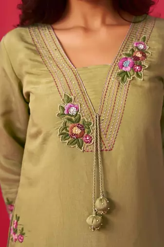 Women Floral Embroidered Regular Thread Work Kurta with Trousers