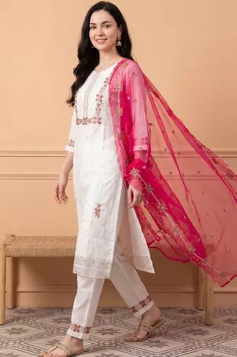 Women Floral Embroidered Regular Thread Work Kurta with Trousers & With Dupatta