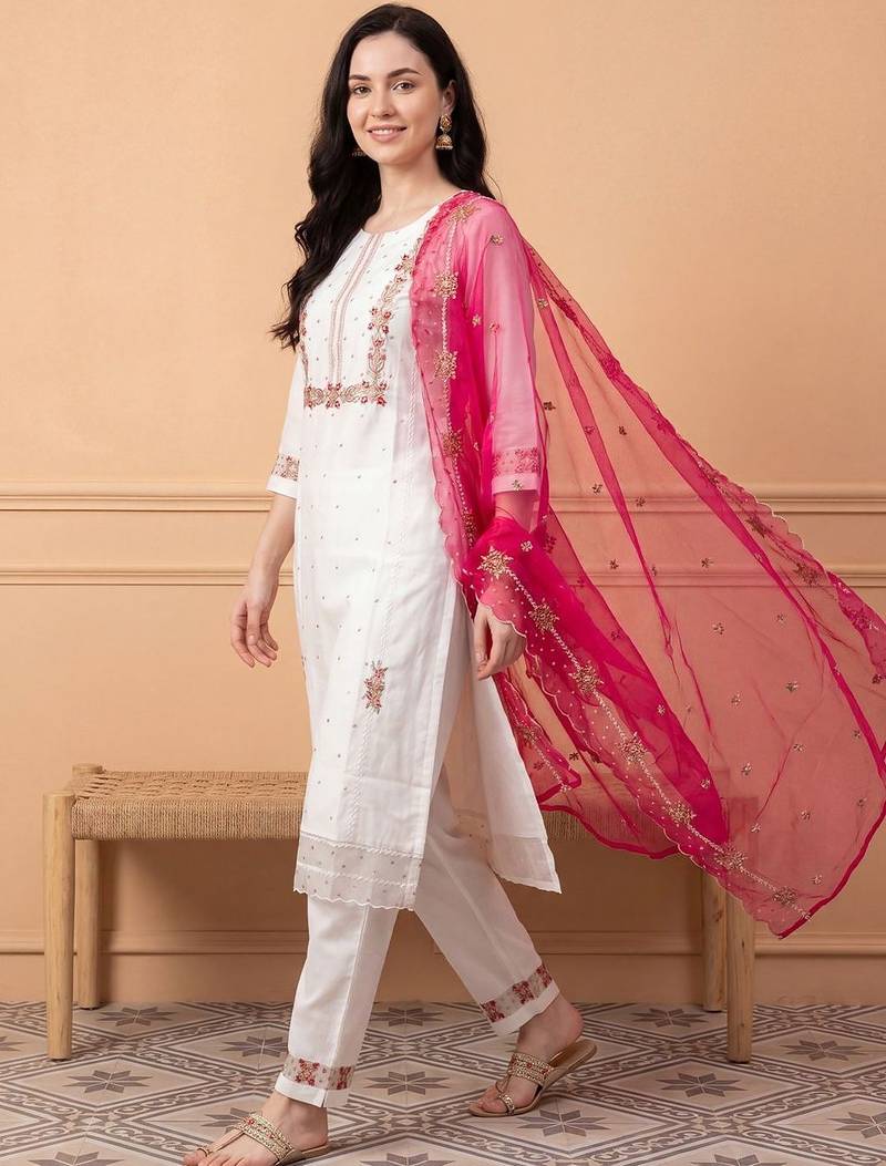 Women Floral Embroidered Regular Thread Work Kurta with Trousers & With Dupatta