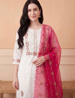 Women Floral Embroidered Regular Thread Work Kurta with Trousers & With Dupatta 2
