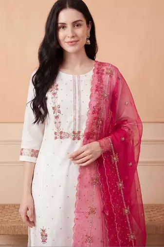 Women Floral Embroidered Regular Thread Work Kurta with Trousers & With Dupatta