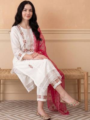 Women Floral Embroidered Regular Thread Work Kurta with Trousers & With Dupatta 5