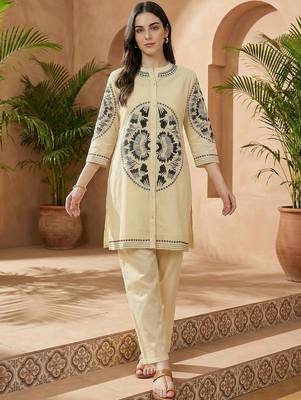 Women Embroidered Regular Thread Work Pure Cotton Kurta with Palazzos 5
