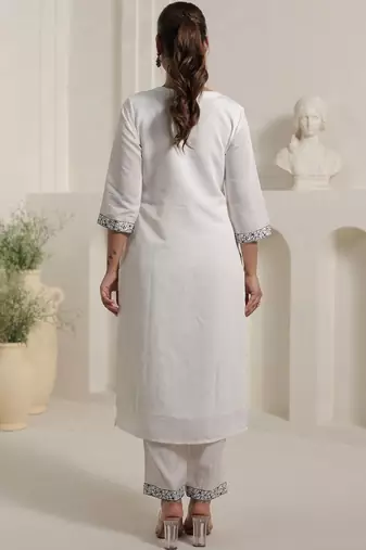 Women Floral Printed Regular Kurta with Trousers & With Dupatta