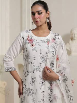 Women Floral Printed Regular Kurta with Trousers & With Dupatta 3