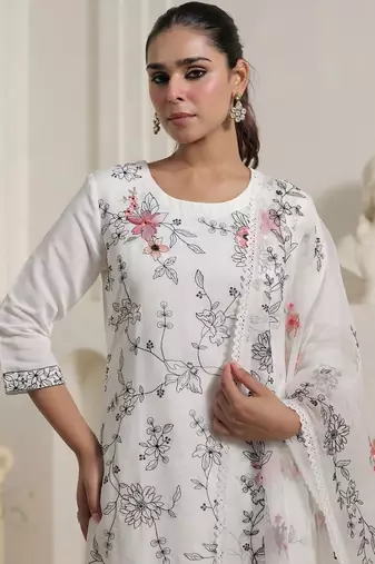 Women Floral Printed Regular Kurta with Trousers & With Dupatta