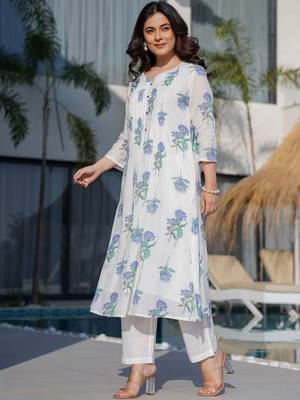 Women Floral Printed Panelled Pure Cotton Kurta with Trousers 5