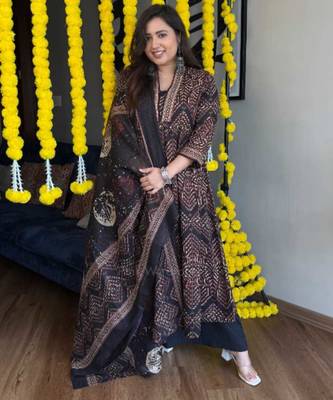 Rich black shade detailed with intricate traditional prints and motifs Kurta and pant and dupatta  1