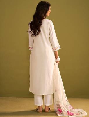 Women Floral Embroidered Regular Thread Work Kurta with Trousers & With Dupatta 3