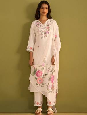 Women Floral Embroidered Regular Thread Work Kurta with Trousers & With Dupatta 4