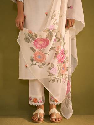 Women Floral Embroidered Regular Thread Work Kurta with Trousers & With Dupatta 6