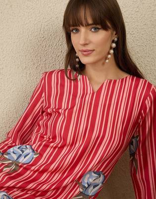Women Solid V-Neck Regular Kurta with Trousers 1
